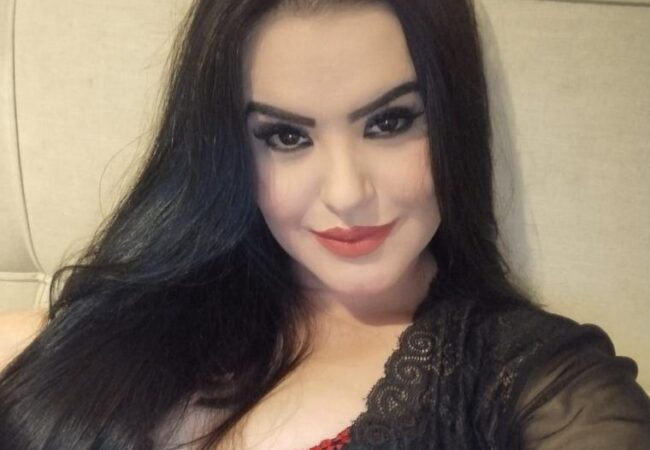 Disponível com local discreta morena envolvente!